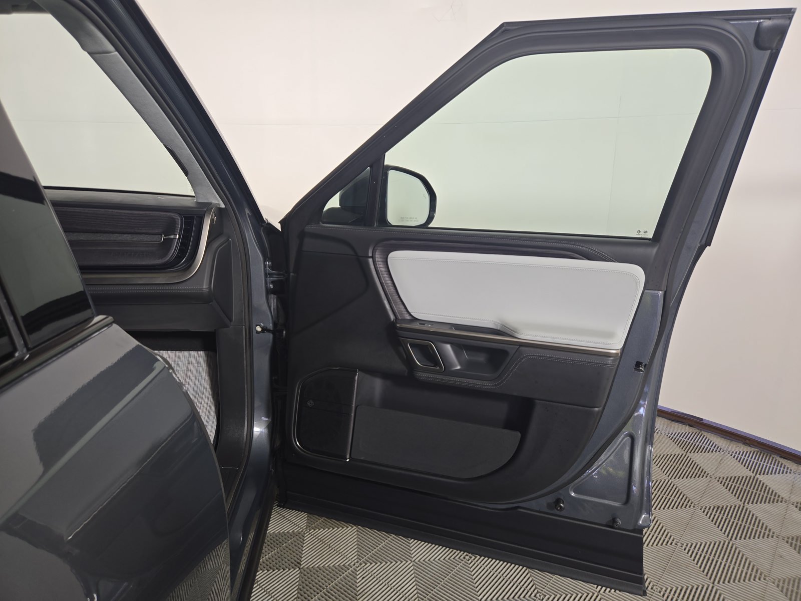 Used 2024 Rivian R1T Adventure Dual AWD/4WD image 18