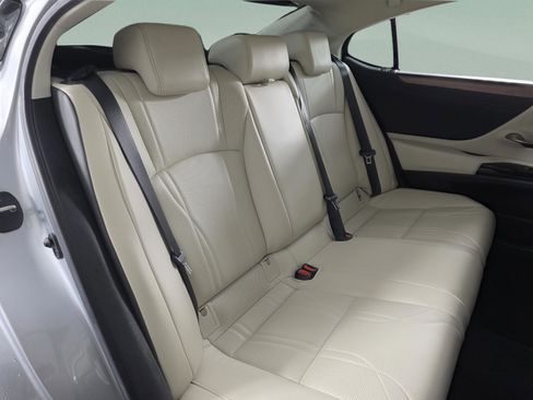 Used 2025 Lexus ES 300h w/ Technology Package image 24