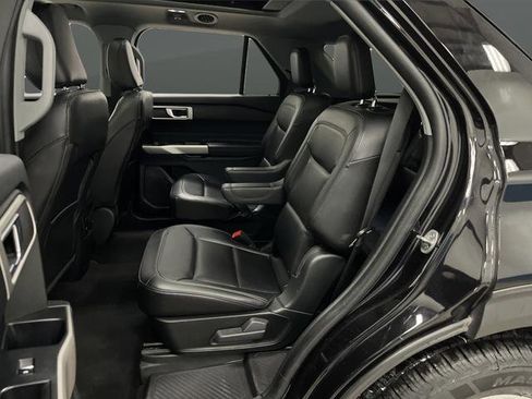 Used 2023 Ford Explorer XLT image 29