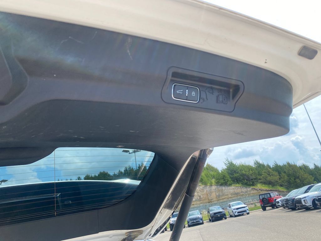 Used 2023 Ford Explorer XLT AWD/4WD image 59