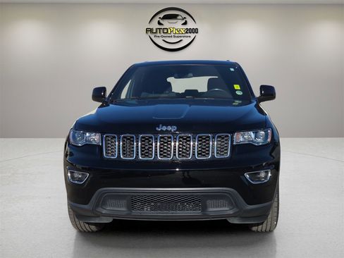 Used 2019 Jeep Grand Cherokee Laredo image 2