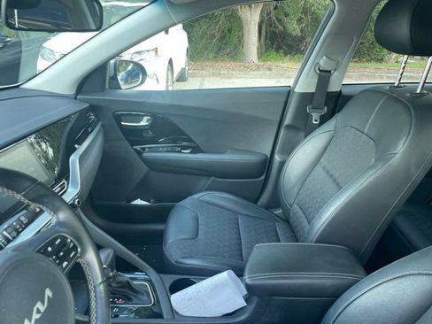 Used 2022 Kia Niro LXS FWD image 9