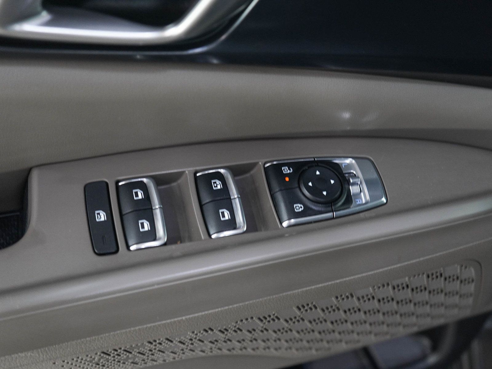 Used 2025 Kia Carnival FWD image 21