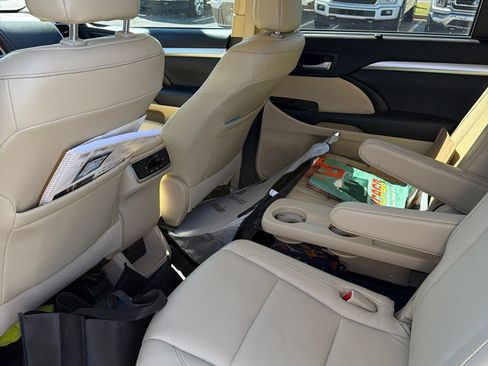 Used 2017 Toyota Highlander XLE FWD image 16