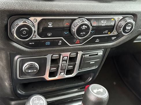 Used 2024 Jeep Wrangler Unlimited image 31