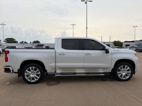 Used 2023 Chevrolet Silverado 1500 High Country w/ High Country Premium Package AWD/4WD image 2