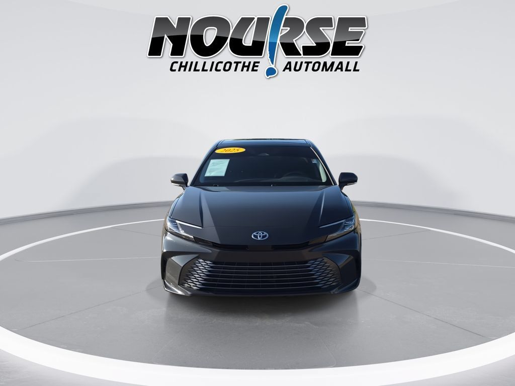 Used 2025 Toyota Camry XLE FWD image 3