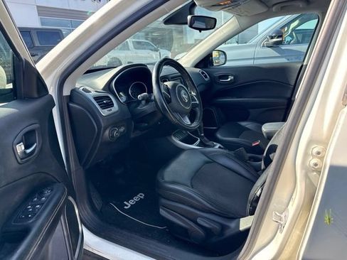 Used 2018 Jeep Compass Latitude FWD image 13