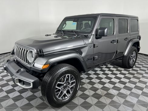 Used 2025 Jeep Wrangler Unlimited Sahara AWD/4WD image 8
