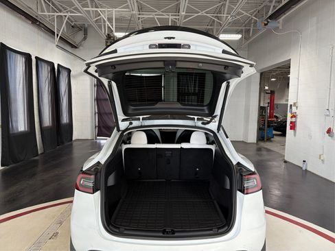 Used 2022 Tesla Model Y Long Range image 12