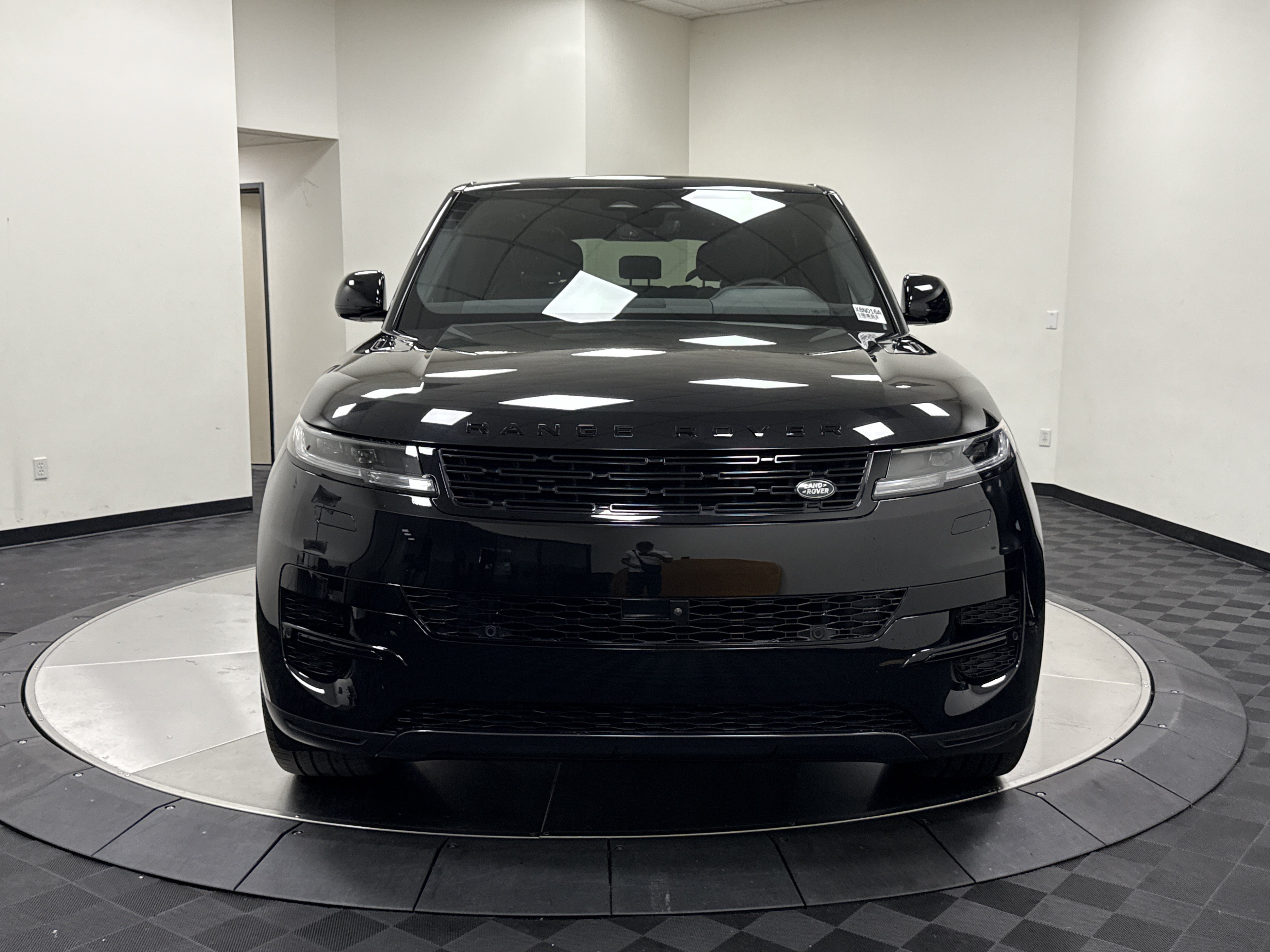 Used 2025 Land Rover Range Rover Sport SE AWD/4WD image 2