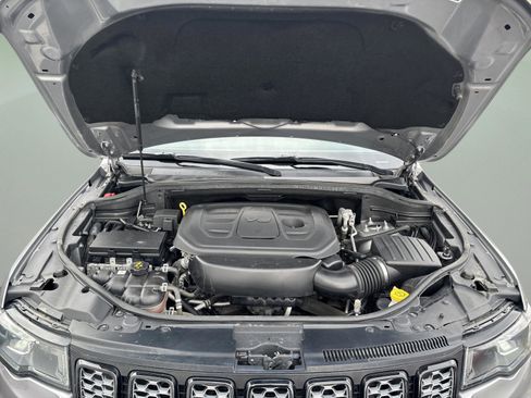 Used 2019 Jeep Grand Cherokee Altitude AWD/4WD image 9
