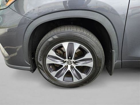 Used 2020 Toyota Highlander XLE AWD/4WD image 24