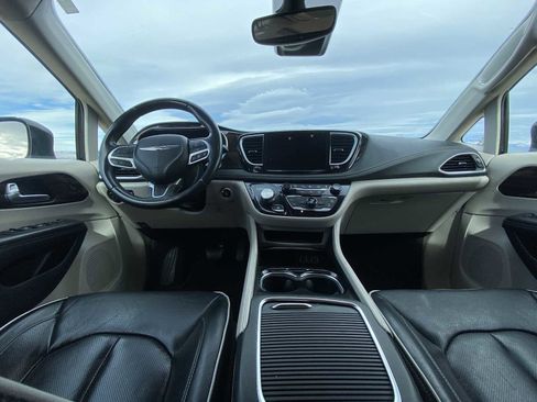 Certified 2023 Chrysler Pacifica Touring-L FWD image 16