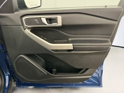 Used 2022 Ford Explorer XLT w/ Equipment Group 202A AWD/4WD image 35