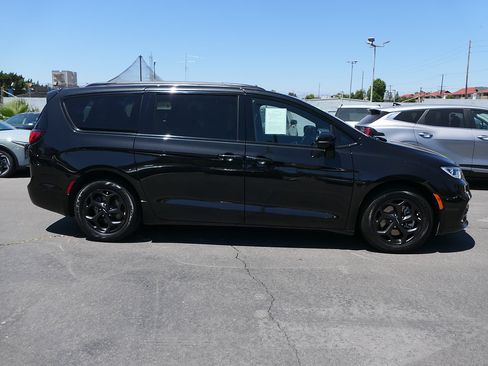 Used 2024 Chrysler Pacifica Premium FWD image 2
