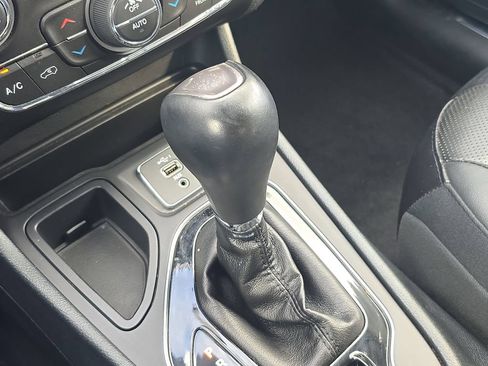 Used 2019 Jeep Cherokee Limited FWD image 30