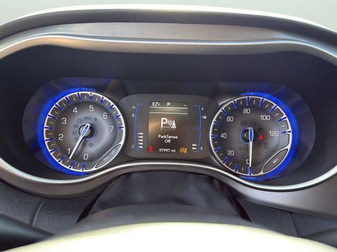 Used 2020 Chrysler Pacifica Touring-L image 14