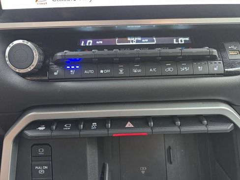 Used 2025 Toyota Sequoia Platinum AWD/4WD image 32