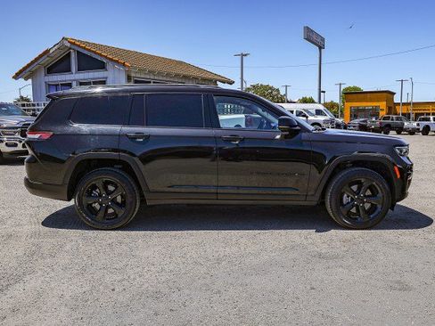 Used 2022 Jeep Grand Cherokee L Limited w/ Black Appearance Package RWD image 3