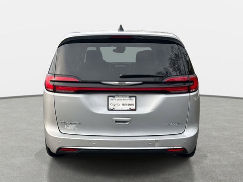 Used 2024 Chrysler Pacifica Limited image 6