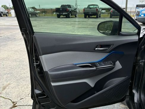 Used 2019 Toyota C-HR XLE FWD image 22