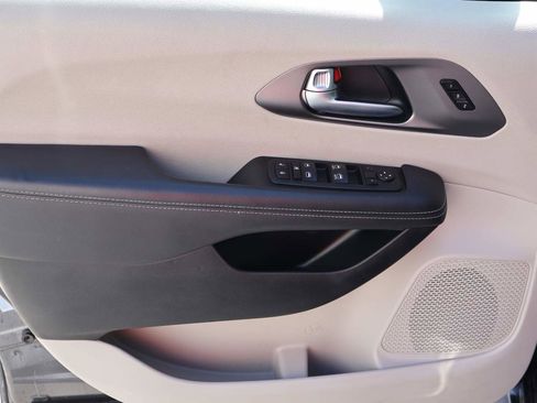 Used 2023 Chrysler Pacifica Touring-L FWD image 7