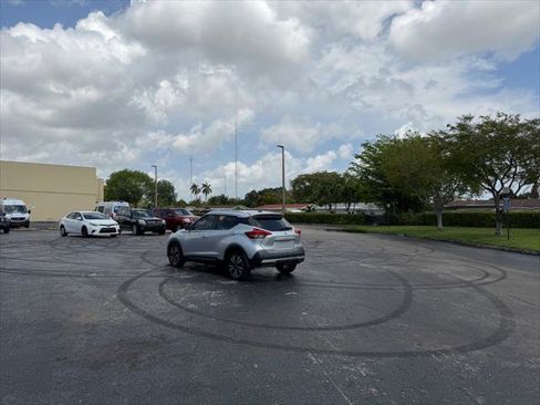 Used 2020 Nissan Kicks SR image 4