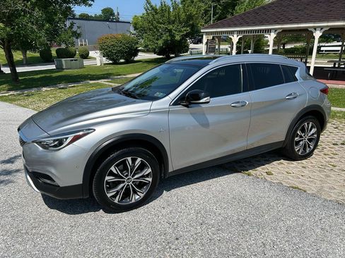 Used 2018 INFINITI QX30 Premium w/ Navigation Package AWD/4WD image 9
