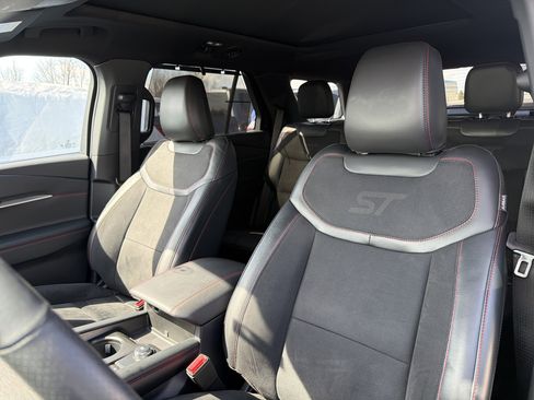Used 2025 Ford Explorer ST AWD/4WD image 9
