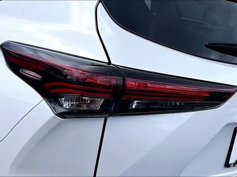 Used 2025 Toyota Highlander Limited AWD/4WD image 31
