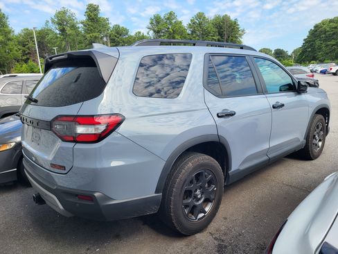 Used 2024 Honda Pilot TrailSport image 4