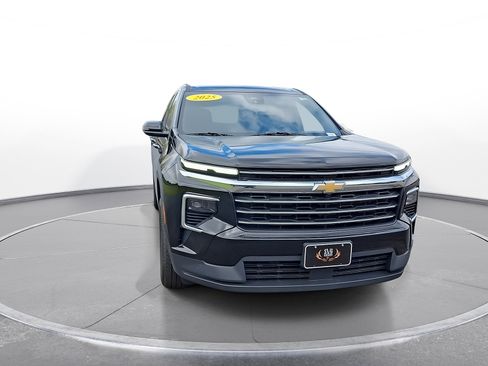 Used 2025 Chevrolet Traverse LT FWD image 2