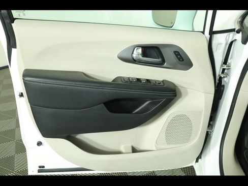 Used 2022 Chrysler Pacifica Touring-L image 23