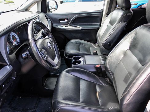 Used 2018 Toyota Sienna SE image 18