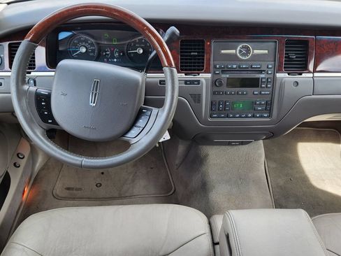 Used 2006 Lincoln Town Car Signature Limited RWD image 29