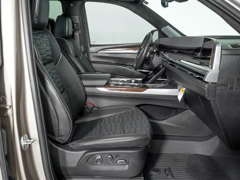 Used 2025 Cadillac Escalade Sport Platinum w/ LPO, ONYX Package image 10