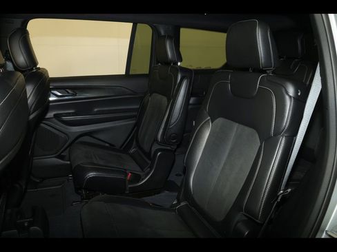 Used 2023 Jeep Grand Cherokee L Laredo image 17