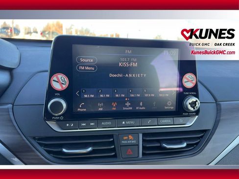 Used 2024 Nissan Altima 2.5 SV image 18