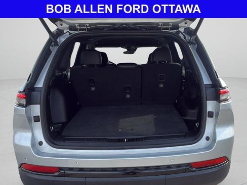 Used 2025 Jeep Grand Cherokee Altitude AWD/4WD image 23