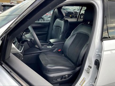 Used 2025 Jeep Grand Cherokee Altitude image 23