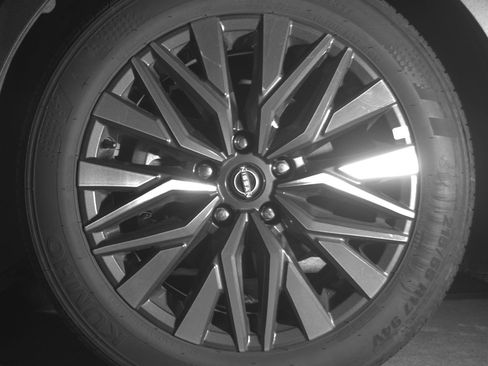 Used 2025 Nissan Altima 2.5 SV FWD image 12
