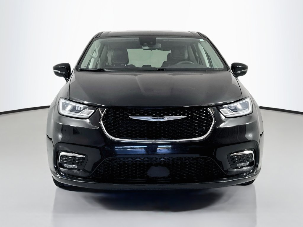 Used 2024 Chrysler Pacifica Touring-L FWD image 3