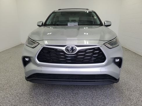 Used 2023 Toyota Highlander LE FWD image 3