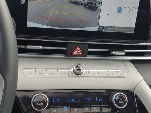 Certified 2025 Hyundai Elantra Limited FWD image 28