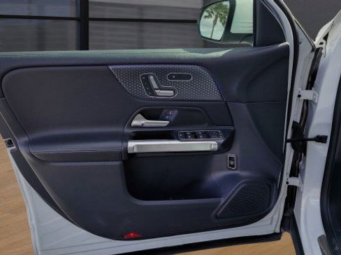 Used 2024 Mercedes-Benz GLB 250 image 23