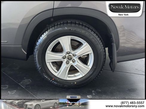 Used 2022 Toyota Highlander L image 9