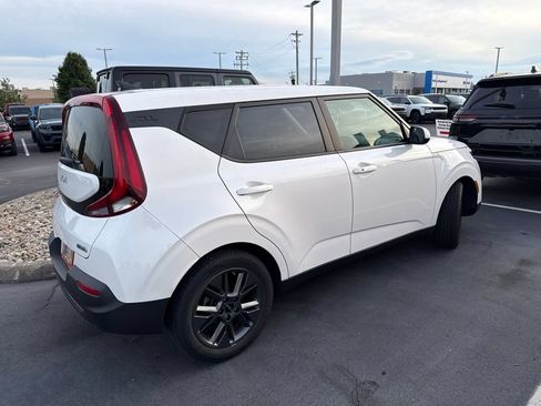 Used 2022 Kia Soul EX FWD image 3