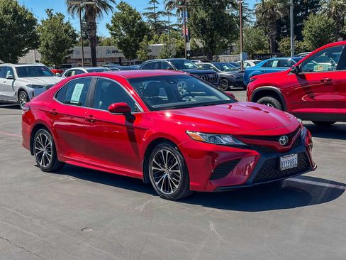 Used 2020 Toyota Camry SE w/ Convenience Package FWD image 5