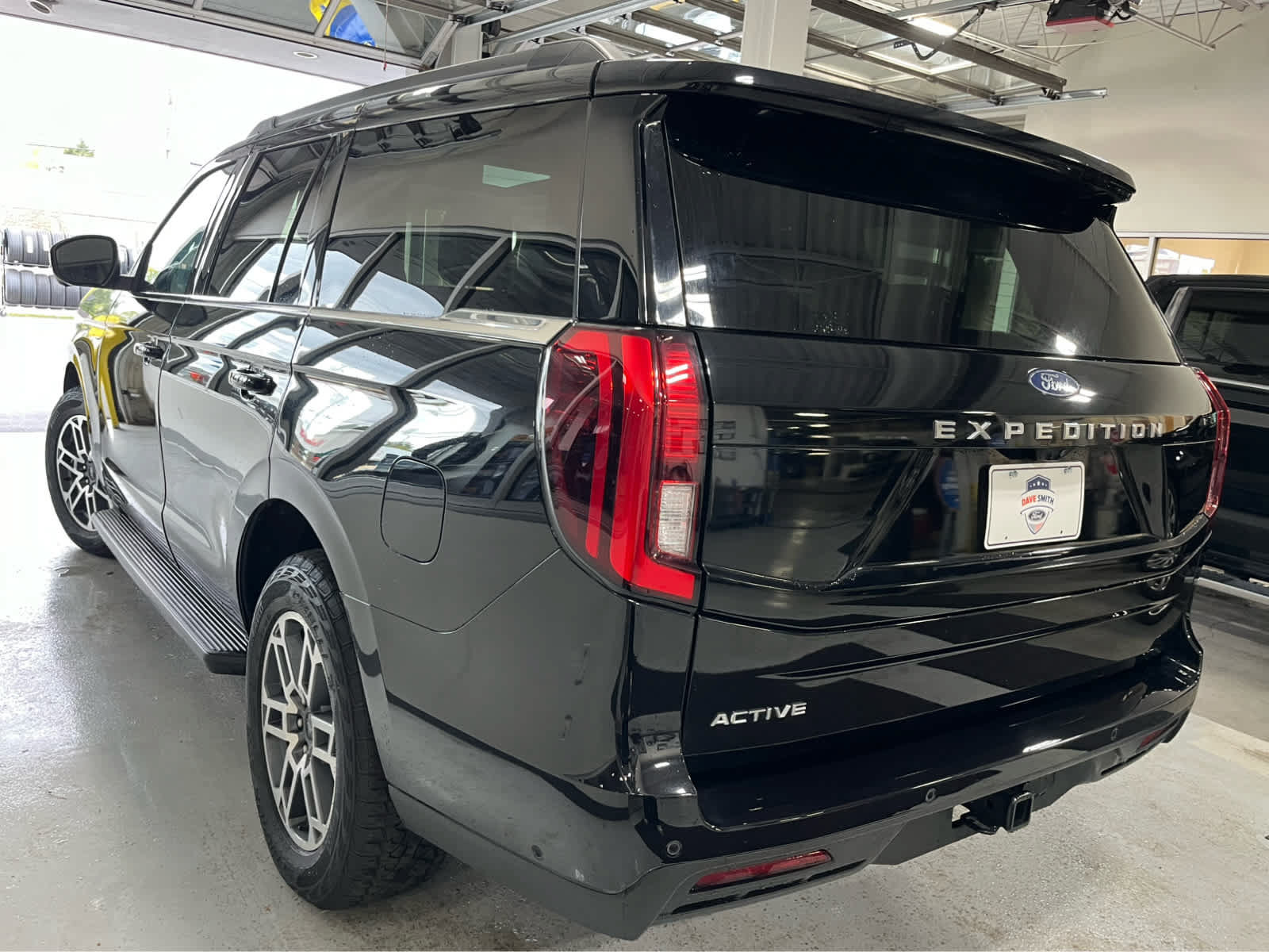 Certified 2025 Ford Expedition Active AWD/4WD image 8